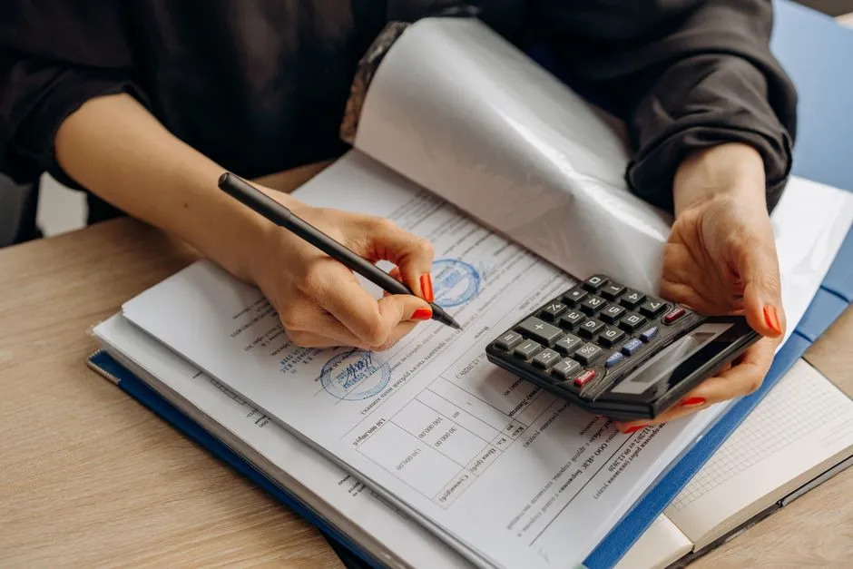 Devis étudié avec une calculatrice et un stylo